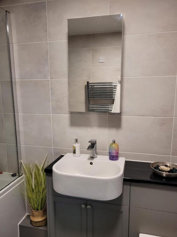 Comfortable Two Bedroom Modern Apartment London Eksteriør bilde